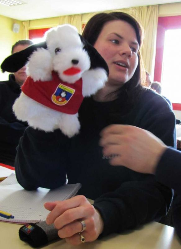 Florentine Zimmermann mit einer Puppe für Brandschutzerziehung