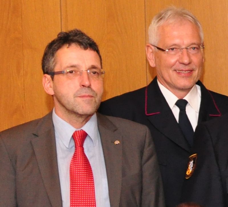 Torsten Fetzner links mit Stadtbrandmeister Reinhold Albrecht
