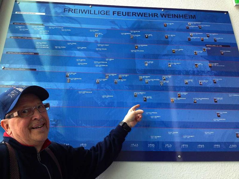 Wolfgang Eberle schenkt der Feuerwehr eine Chronik