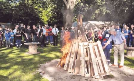 Lagerfeuer ist entzündet