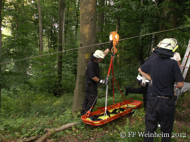 Feuerwehrsanitäter üben im schwierigem Gelände