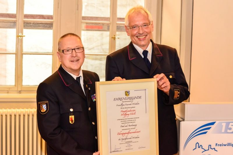 Wolfgang Eberle wird Ehrenjugendfeuerwehrwart