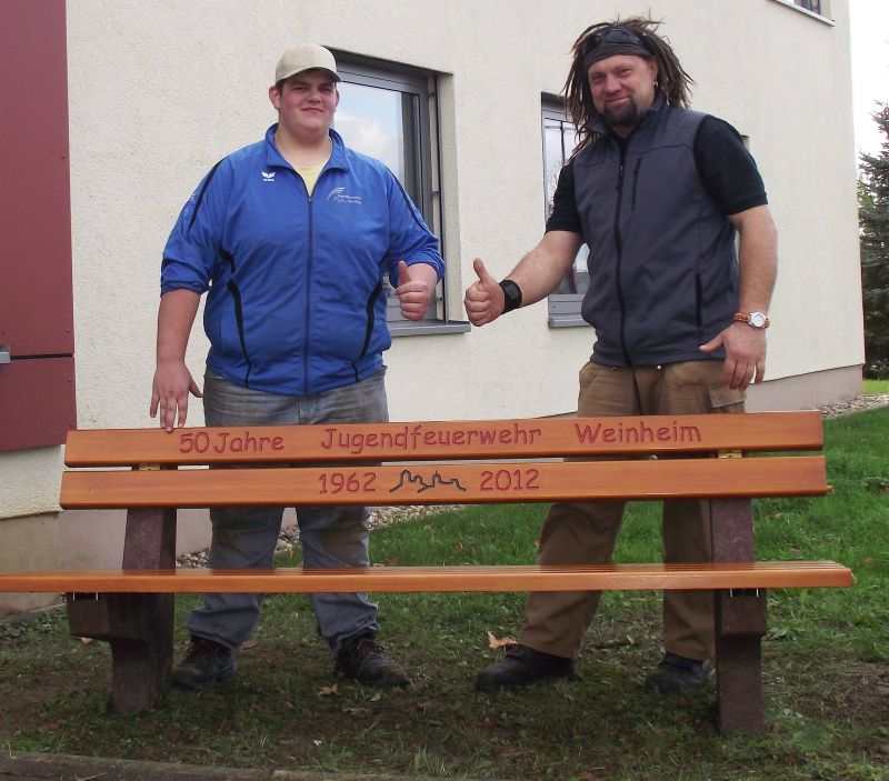 Christopher Quintel und Holger Harnisch bauten Parkbank