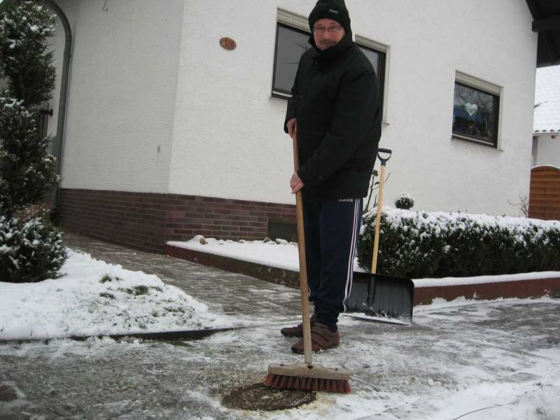Hydranten von Schnee und Eis befreien
