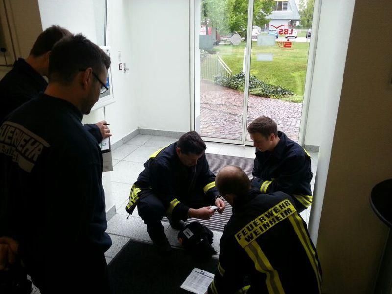 Weinheimer Feuerwehrsanitäter kontrollieren AED-Geräte im Stadtgebiet