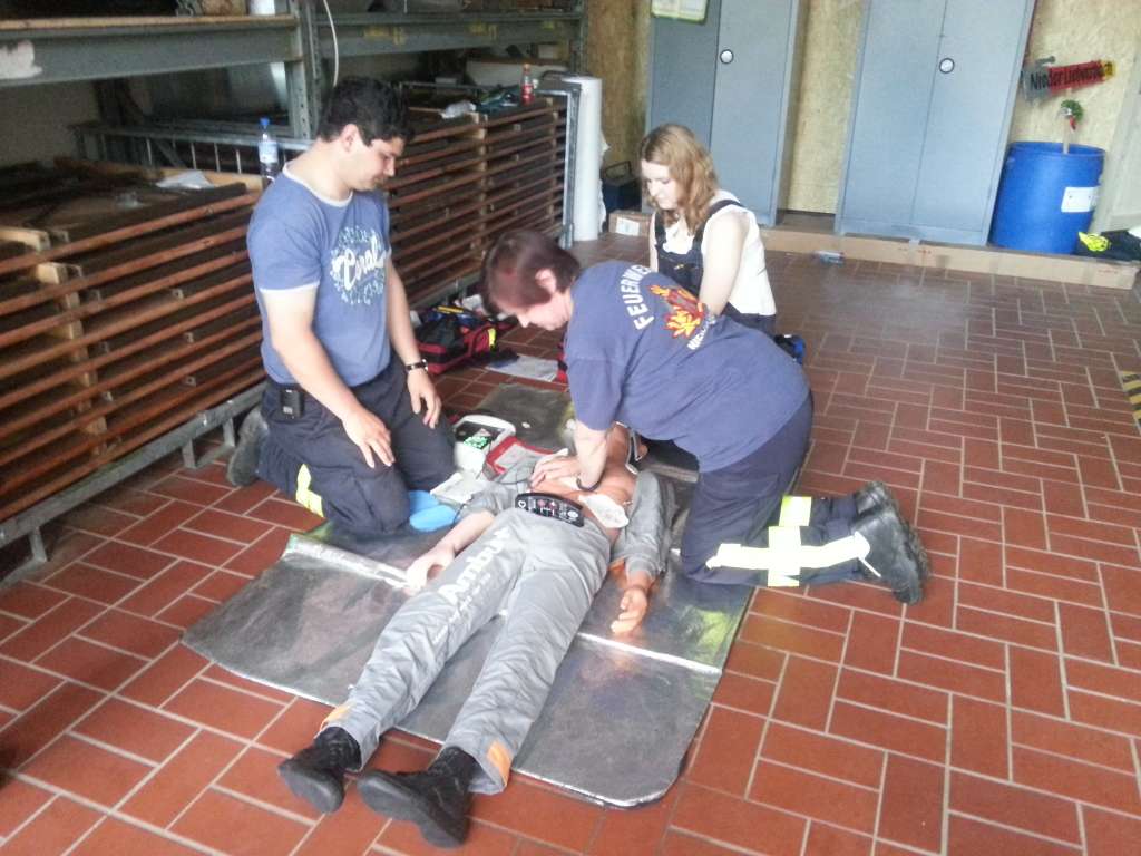 Feuerwehrsanitäter trainieren „basic life support“