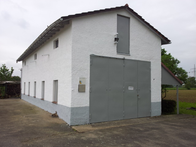 Alterskameraden renovieren Gerätehaus auf der Weidsiedlung