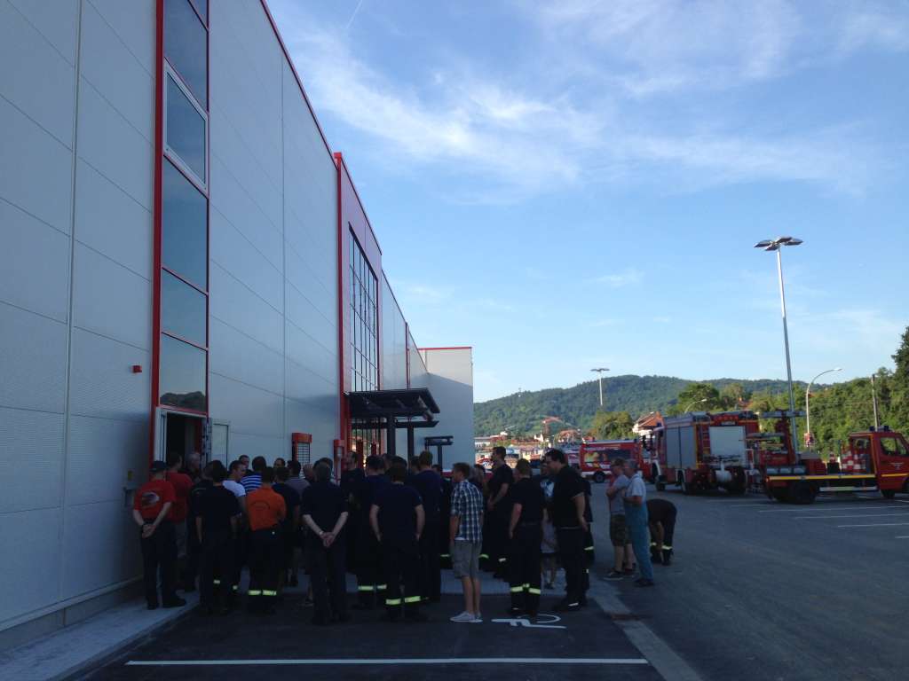 Weinheimer Brandschütze besichtigen Neubau Möbel Roller