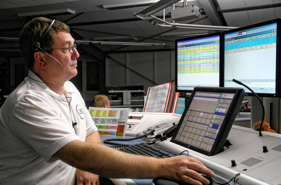 Auf mehreren Bildschirmen verfolgt Ralf Ringwald in der Leitstelle in Ladenburg, welche Wagen gerade wo im Einsatz sind.