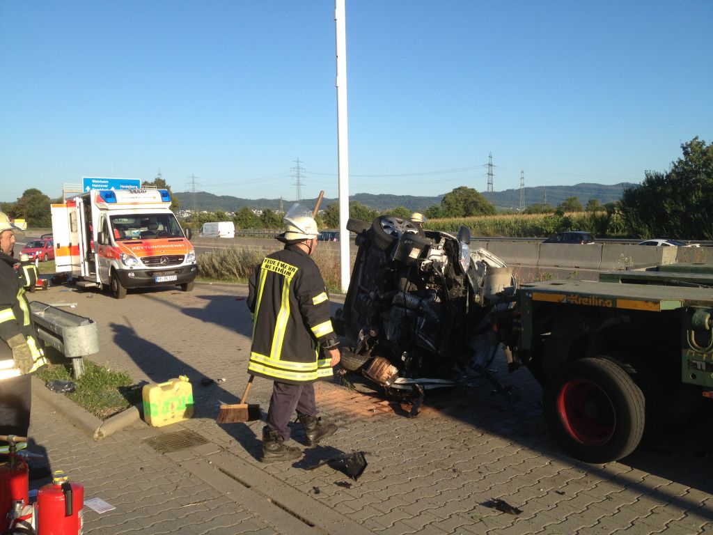 PKW kollidierte mit parkenden LKW – Junge Fahrerin schwer verletzt.