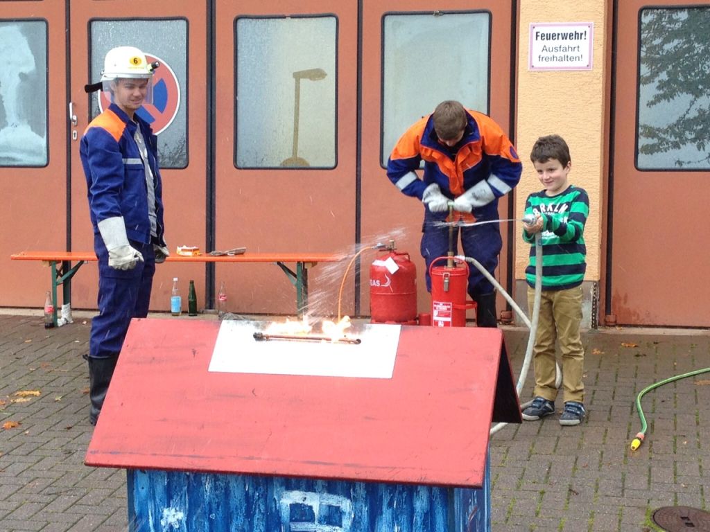 Brandhaus und Rundfahrten für die Kinder Highlight bei Tag der offenen Tür der Feuerwehr Weinheim Abteilung Rippenweier