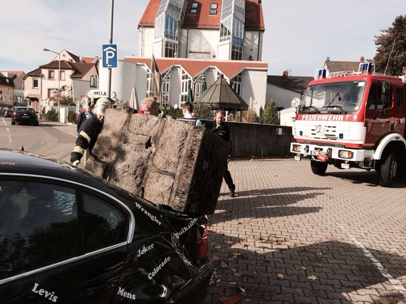 Führerloser Linienbus zerstört Mauer - Zwei PKWs teiilweise unter Mauer begraben
