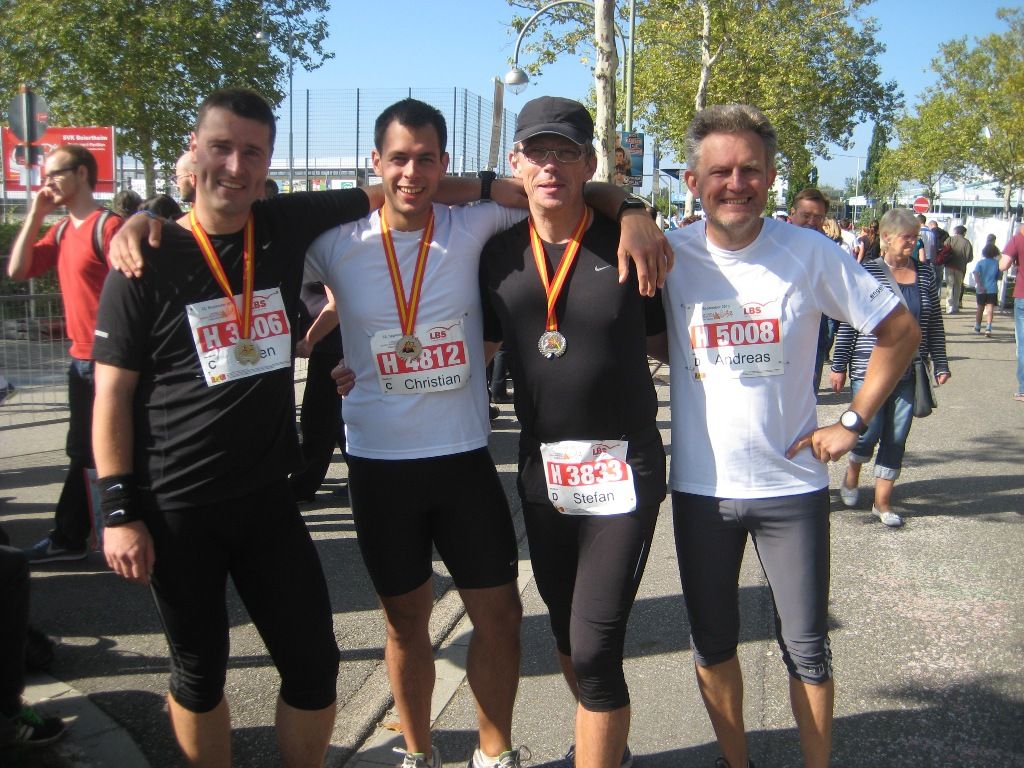 Feuerwehren aus Mannheim und Weinheim laufen gemeinsam beim Fiducia Badenmarathon in Karlsruhe.