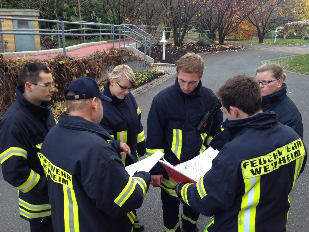 Ausgelöste Brandmeldeanlage und verletzte Person auf Hoteldach