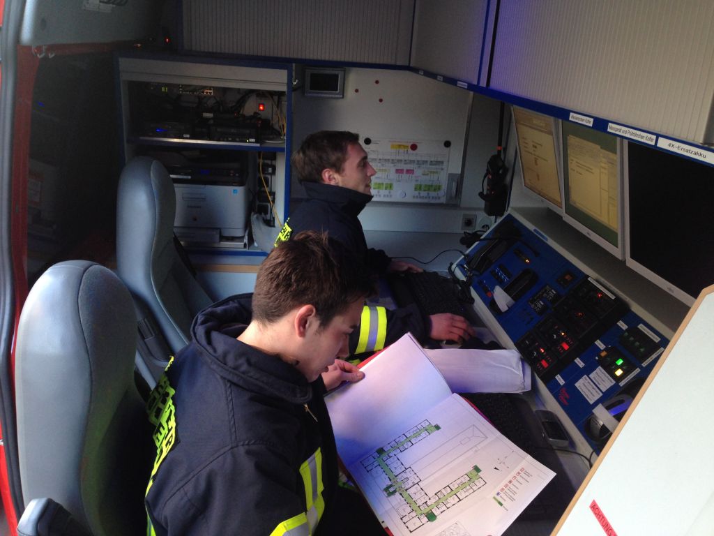 Archiv-Bild - Funken im Einsatzleitwagen