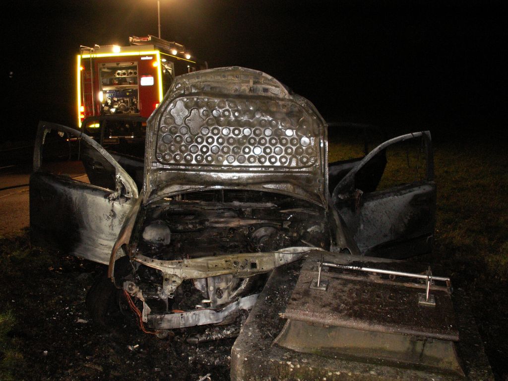 Fahrzeugbrand nach Verkehrsunfall in Rippenweier