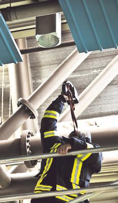 Kontrolle der Decke in der Helen Keller Schule