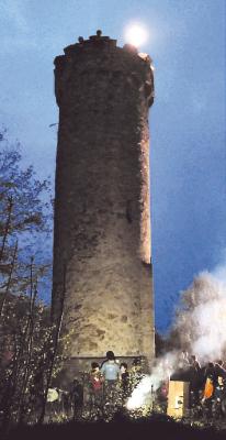 Leuchtfeuer: Gut 100 Besucher finden sich am Hirschkopfturm ein