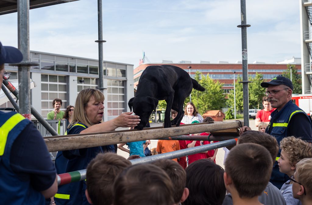 Auf den Hund gekommen – THW zu Besuch bei der Kinderfeuerwehr