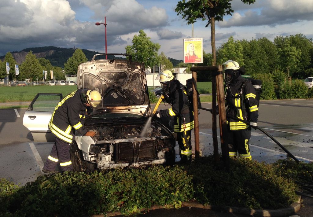 Fahrzeugbrand am Hela Profi Zentrum