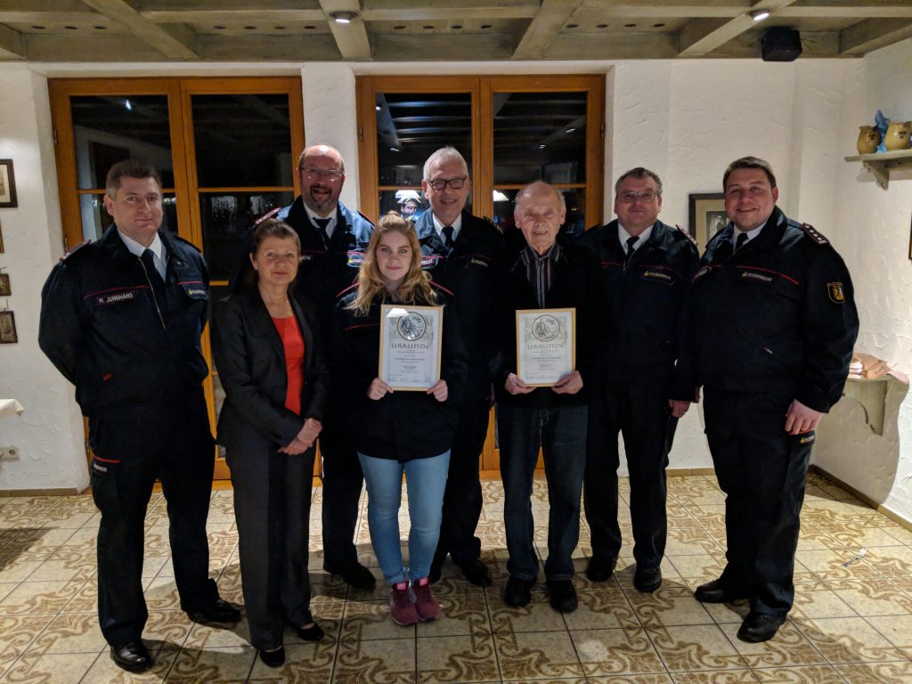 Abteilungskommandant Mike Junghans, Ortsvorsteherin Heide Maser, Stellvertretender Abteilungskommandant Christian Brunow, Farina Rathgeb, Feuerwehrkommandant Reinhold Albrecht, Werner Lammer und die Stellvertretenden Feuerwehrkommandanten Volker Jäger (sowie stv. Abteilungskommandant Oberflockenbach) und Ralf Mittelbach.